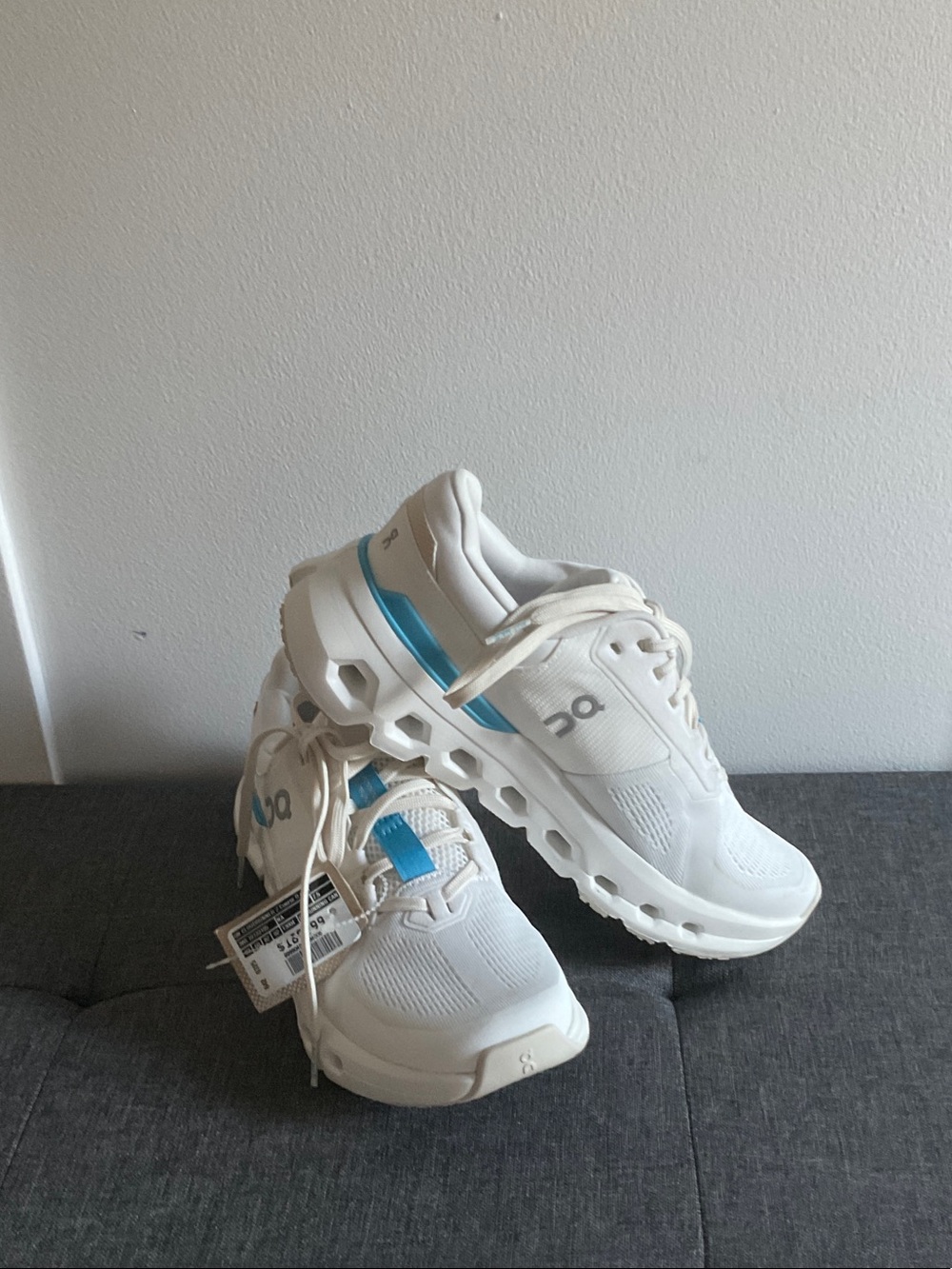On Running size 7.5 White Sneakers with Blue Accents